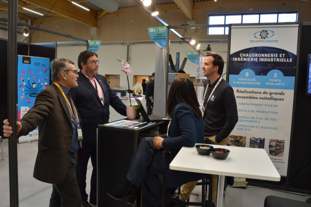Photo avec le président de la CMA, Jeison Vercin, Allison Palmiste. Echange qu'on a pu assister grâce à notre présence à des salons professionnels.